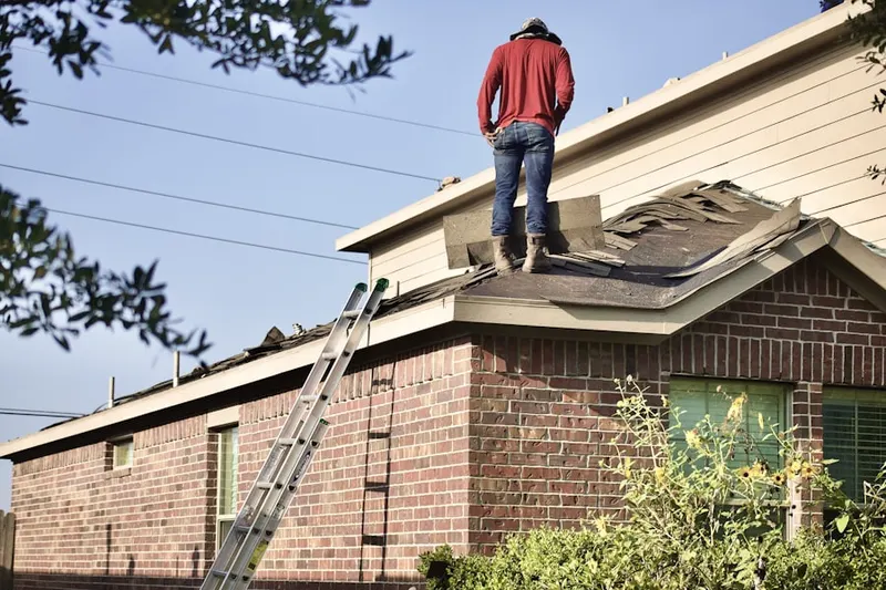 Professional roofer working on a residential roof in Buenaventura Lakes